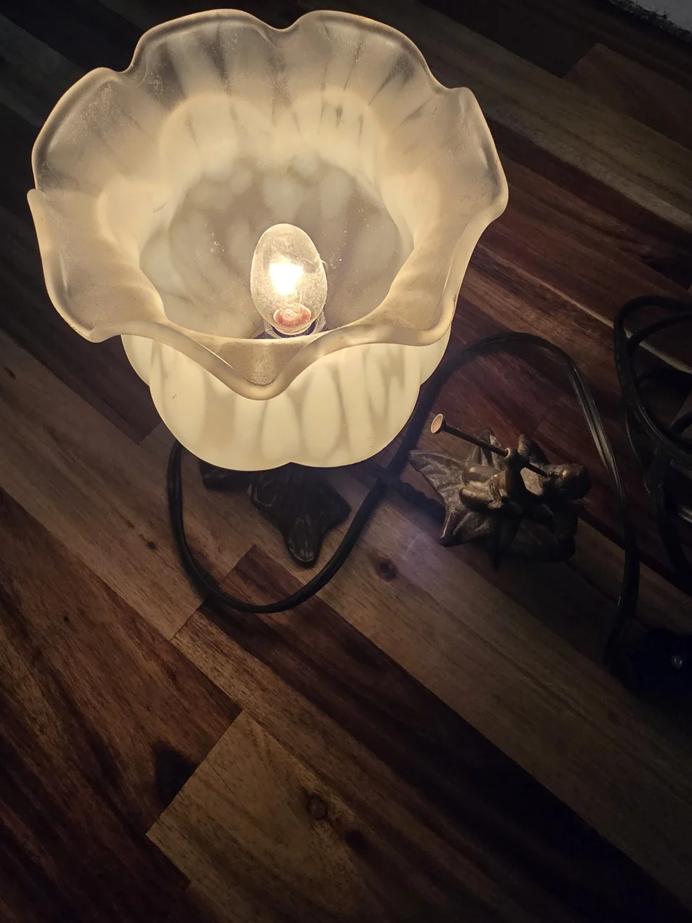 Antique-Style Cherub White Glass Table Lamp